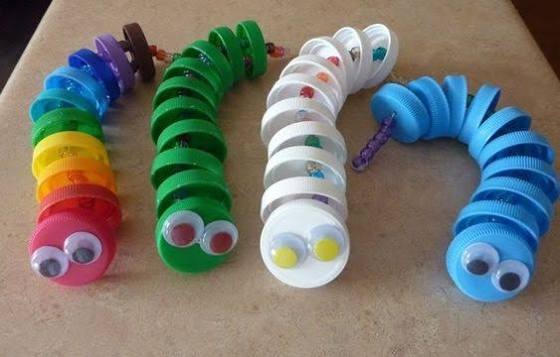 Atividade lagarta com tampinhas coloridas